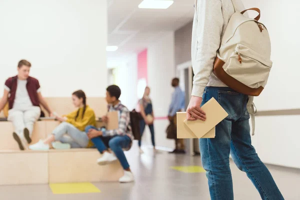 Recortado Tiro Estudiante Con Mochila Libros Pie Pasillo Escuela — Foto de Stock