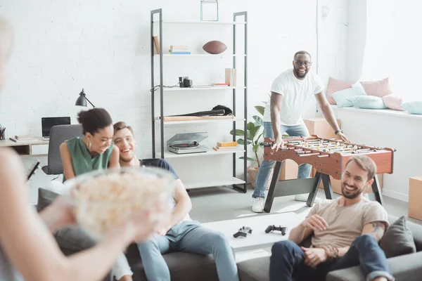 Cropped Shot Woman Bowl Popcorn Group Young People Living Room — Free Stock Photo