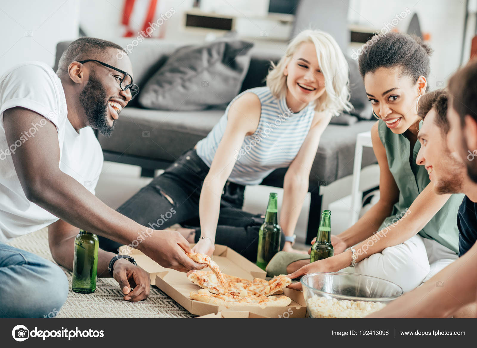 Pizza Patlamış Mısır Bira Şişeleri Ile Katta Oturan Çok Kültürlü Stok