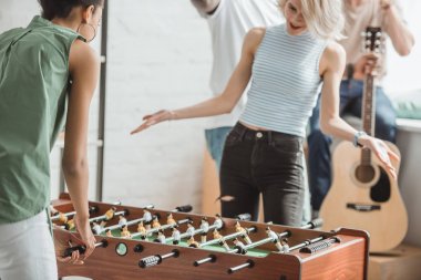 geniş kollu genç kadın ve masa futbolu ile onun arkadaşı görüntü kırpılmış 