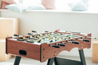 Masa futbolu pencere pervazına yastıkları ile portre çekim 