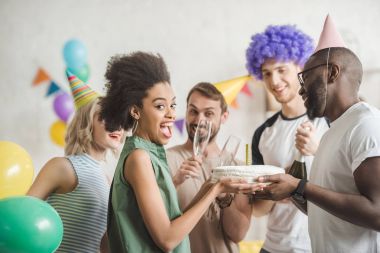 Tebrik Afro-Amerikan kız doğum günü pastası ile gençler