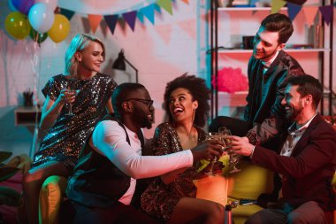 Genç çekici kadınlar ve yakışıklı beyler içecekler ile kutluyor