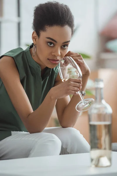 Jovem Atraente Afro Americano Mulher Bebendo Vinho Branco Vidro — Fotografia de Stock