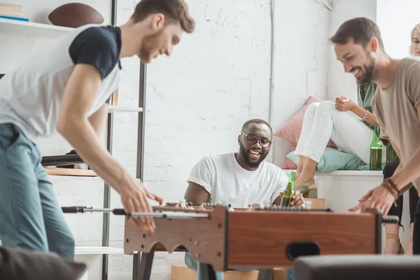 Homens Jovens Jogando Futebol Mesa Enquanto Seus Amigos Assistindo Com — Fotografia de Stock