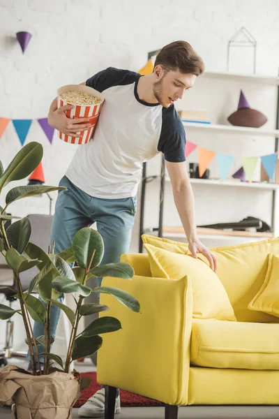 Young Man Popcorn Basket Decorated Living Room — Stock Photo, Image