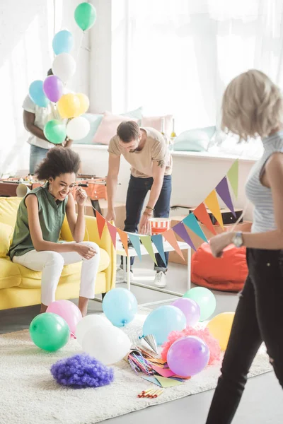 Two Young Women Holding String Party Garlands Male Friends Decorating — Stock Photo, Image