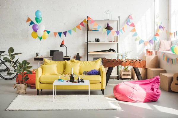 Intérieur Chambre Confortable Décorée Avec Des Ballons Guirlande Pour Fête — Photo