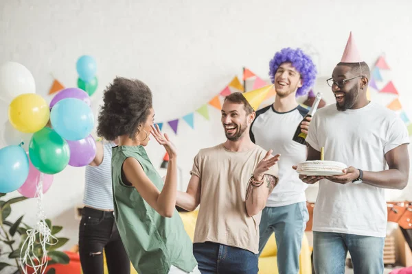 Jovens Amigos Alegres Sexo Masculino Feminino Comemorando Aniversário Com Bolo — Fotografia de Stock