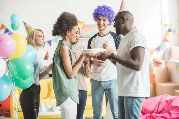 Amis Heureux Saluant Fille Afro Américaine Avec Gâteau Anniversaire — Photo