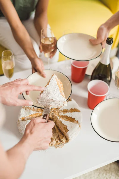 Vue Rapprochée Homme Qui Coupe Gâteau Anniversaire Fête — Photo gratuite