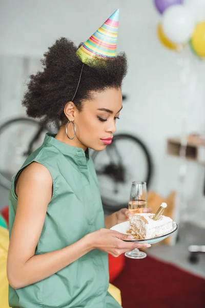 Afro Americana Mujer Partido Sombrero Celebración Plato Con Pastel Casa — Foto de stock gratis