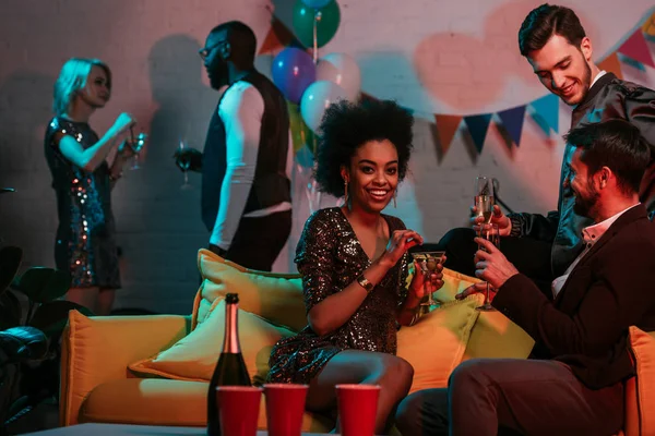 Amigos Multirraciais Fazendo Festa Com Bebidas Quarto Decorado — Fotografia de Stock