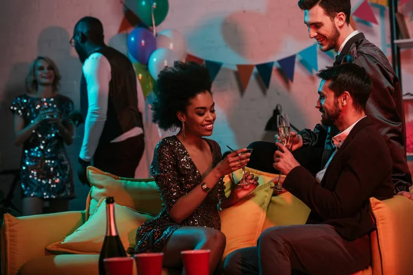 Mannen Vrouwen Met Dranken Thuis Vieren Feest — Stockfoto