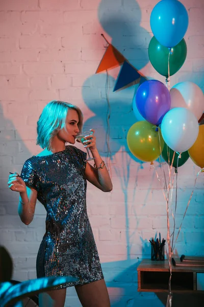 Blonde Woman Drinking Cocktail Party Colorful Balloons — Stock Photo, Image