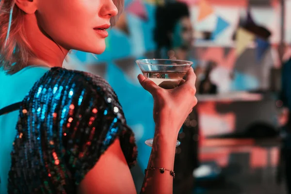 Donna Bionda Che Tiene Bicchiere Con Cocktail Alla Festa — Foto Stock