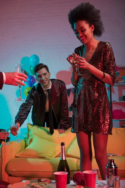 Mujer Sonriente Sosteniendo Vaso Con Bebida Fiesta — Foto de Stock