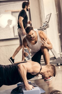 spor salonunda antrenör sporcu tahta Yoga yapıyor çığlık engeller