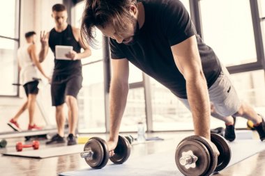 yorgun sporcu gönderme yapıyor halter salonunda, sonuçları sayma eğitmen ups