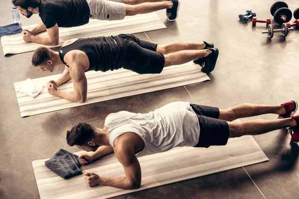 Hoge Hoekmening Van Gespierde Sporters Tegelijkertijd Doen Plank Sportschool — Stockfoto