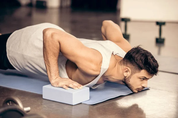 Yakışıklı Sporcu Tahta Yoga Blokları Spor Salonunda Yoga Mat Yapıyor — Stok fotoğraf