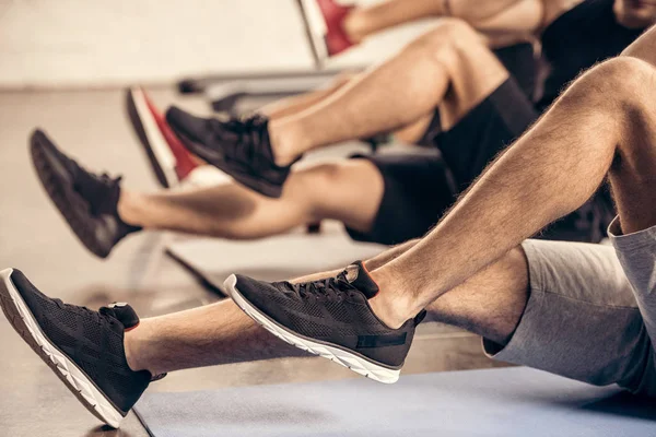 Imagen Recortada Deportistas Haciendo Sentadas Juntos Gimnasio — Foto de Stock