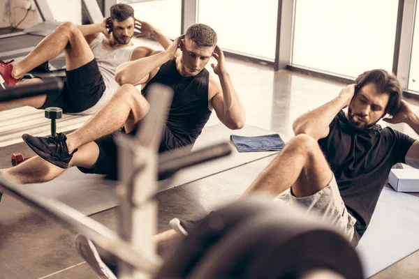 Guapos Amigos Deportivos Haciendo Sentadas Juntos Gimnasio —  Fotos de Stock