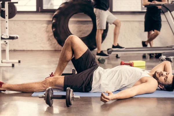 Guapos Deportistas Cansados Tumbados Esterilla Yoga Descansando Gimnasio — Foto de Stock