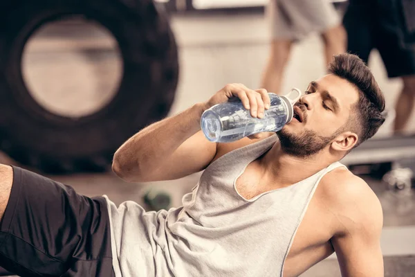 健美运动员在健身房里喝水 — 图库照片
