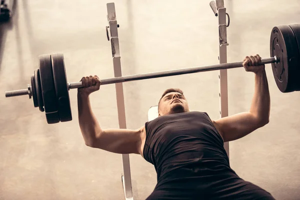 Apuesto Deportista Levantando Barra Press Banca Gimnasio — Foto de Stock