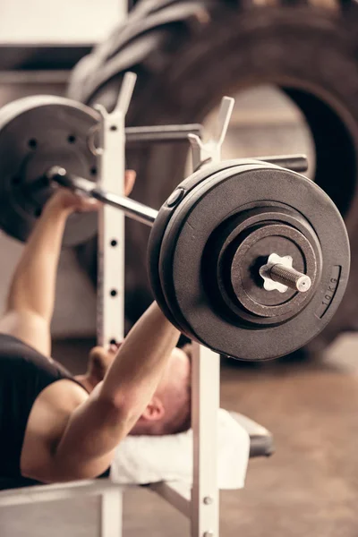 Sportsman Lyfta Skivstång Gym Med Viktplattor Förgrunden — Stockfoto