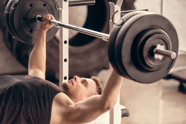 Bonito Jovem Desportista Levantando Barbell Ginásio — Fotografia de Stock