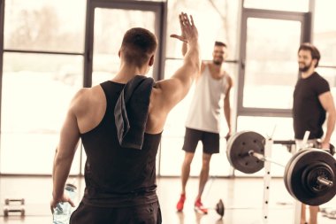 yakışıklı sporcu spor salonunda ellerini sallayarak