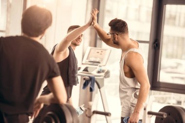 yakışıklı sporcu spor salonunda yüksek beş veren