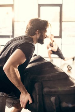 lastik içinde jimnastik salonu kaldırma atletik genç adam yan görünüm 