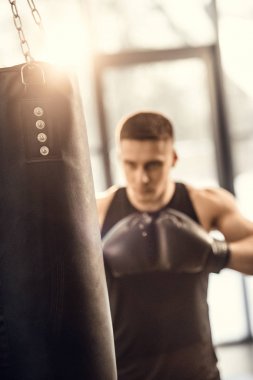 kum torbası ile boks atletik genç adamın seçici odak