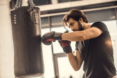 yakışıklı genç adam boks spor Merkezi'nde yan görünüm