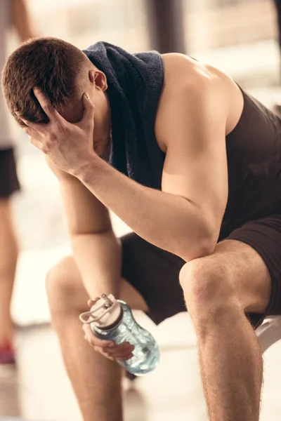 Desportista Cansado Segurando Garrafa Água Descansando Ginásio — Fotografia de Stock