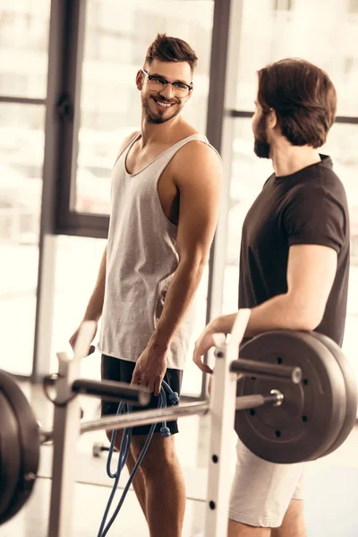 Bonitos Desportistas Sorridentes Olhando Uns Para Outros Ginásio — Fotografia de Stock