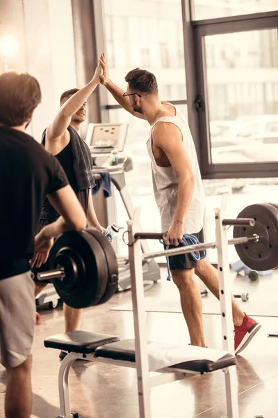 Yakışıklı Sporcu Spor Salonunda Yüksek Beş Veren Yan Görünüm — Stok fotoğraf