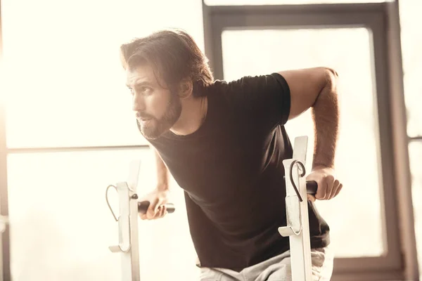 Joven Musculoso Haciendo Ejercicio Bares Mirando Hacia Otro Lado Gimnasio —  Fotos de Stock