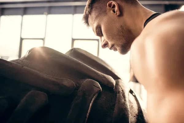 Seitenansicht Eines Muskulösen Jungen Mannes Beim Training Mit Reifen Fitnessstudio — Stockfoto