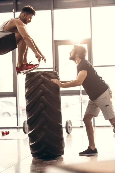 Side View Muscular Young Men Sportswear Training Tire Gym — Free Stock Photo