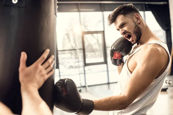 Aggressivo Allenamento Giovane Pugile Con Sacco Boxe Palestra — Foto Stock