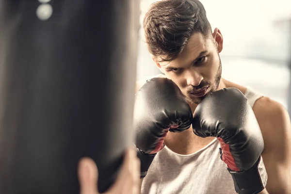 Concentrato Giovane Pugile Guardando Sacco Boxe — Foto Stock