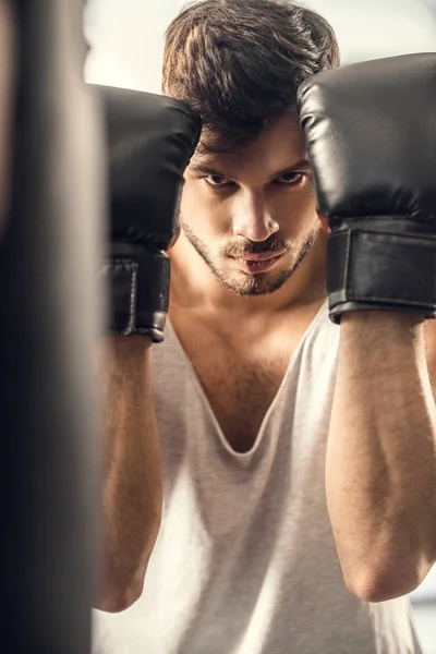 Foco Seletivo Belo Jovem Desportista Luvas Boxe Olhando Para Câmera — Fotografia de Stock