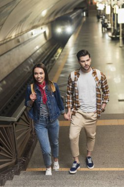 sırt çantaları metro istasyonu ile şık turist birkaç