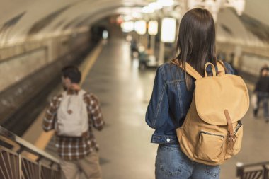 Dikiz metro istasyonunda aşağı gidiş sırt çantaları ile seyahat etmek 