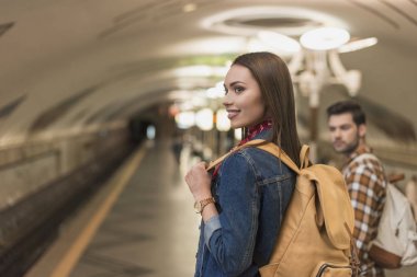 genç kadın Gezgin metro istasyonunda erkek gülümseyen 