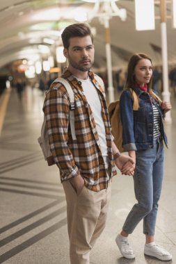 turist metro istasyonunda şık çift 